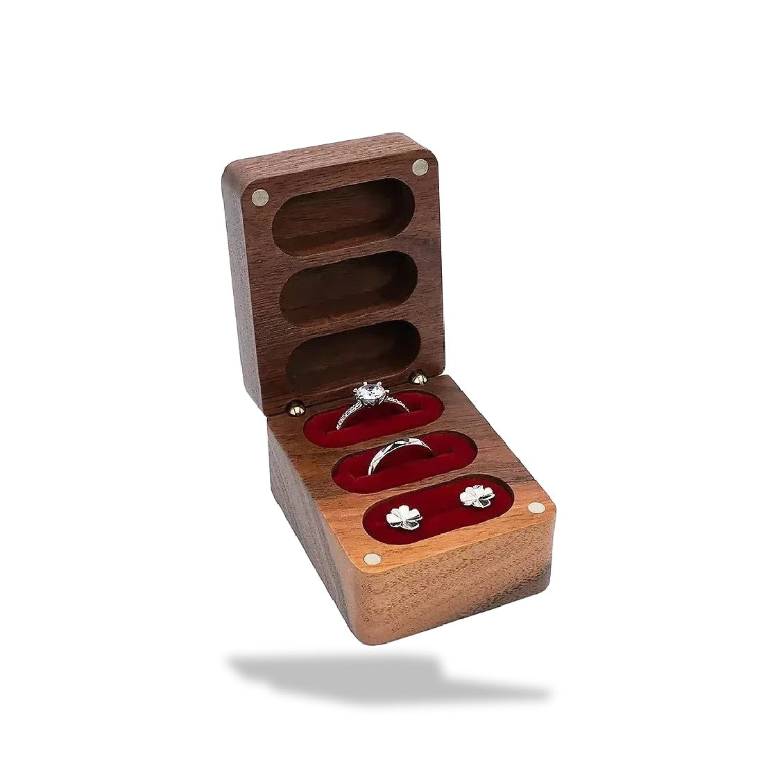Boîte à bijoux en bois de noyer ouverte, avec trois compartiments doublés de velours rouge, contenant deux bagues et deux bou