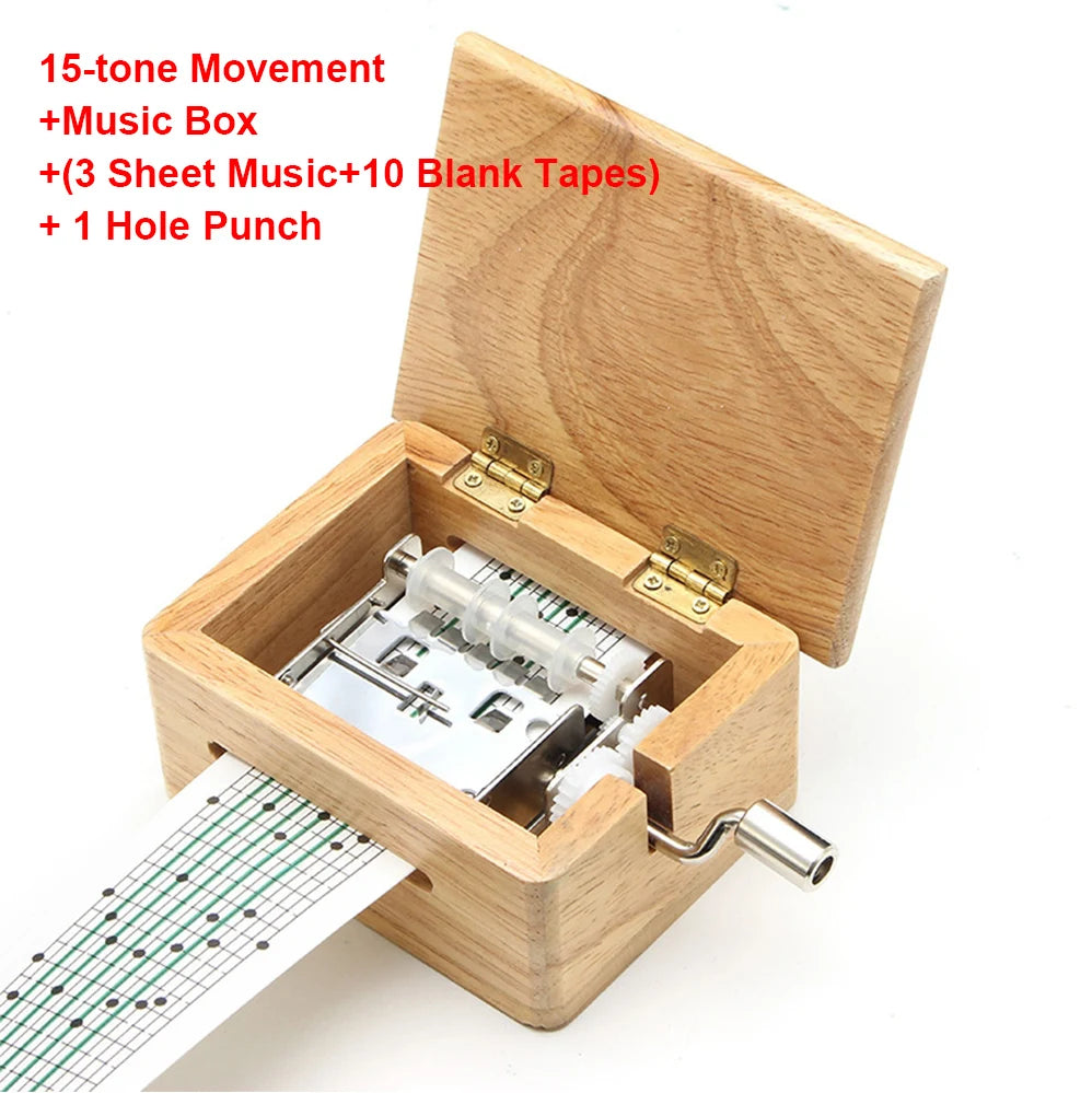 Boîte à musique rectangulaire en bois ouverte, avec mécanisme apparent. Une bande perforée sort sur le côté.