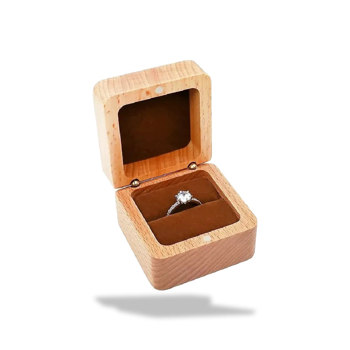 Boîte à bagues en bois clair, ouverte, avec intérieur en éponge marron et un anneau brillant.