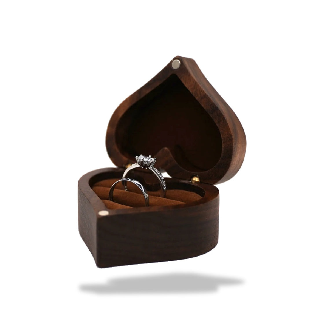 Boîte à bijoux en bois de noyer en forme de cœur ouverte, contenant deux bagues argentées sur un intérieur marron.