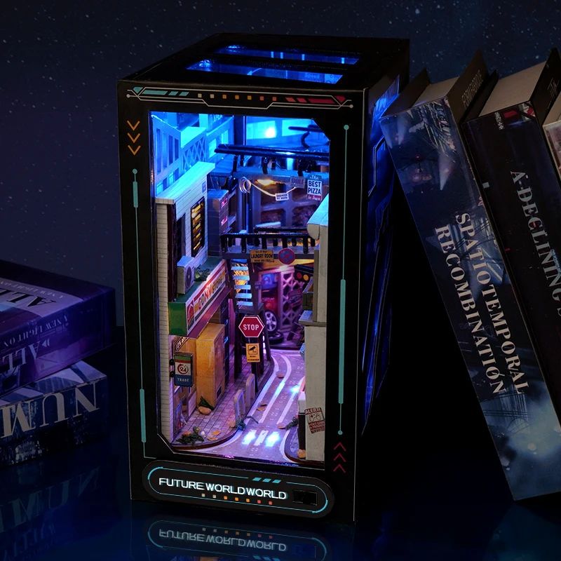 Serre-livres Cyberpunk en bois avec lumières LED bleues, représentant une rue urbaine nocturne avec des enseignes lumineuses.