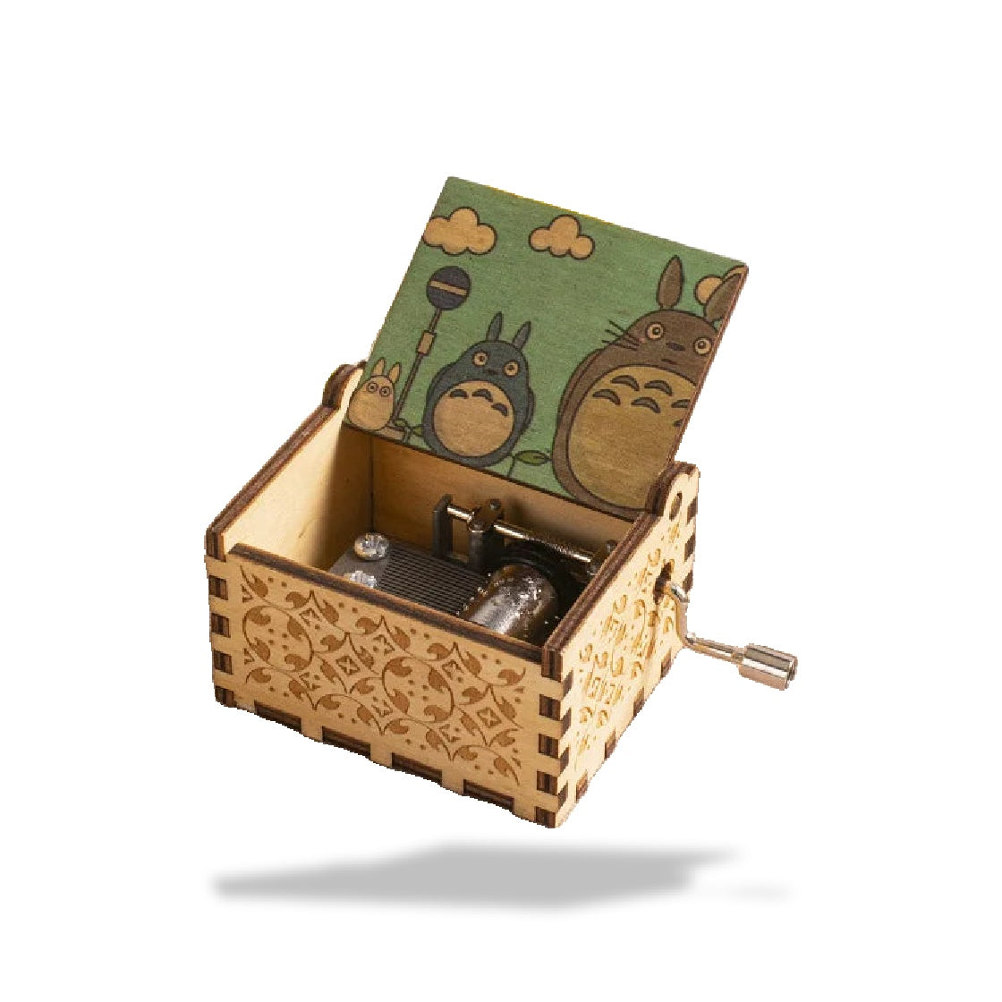 Boîte à musique en bois clair avec motifs gravés, couvercle ouvert illustré de Totoro et amis sur fond vert.