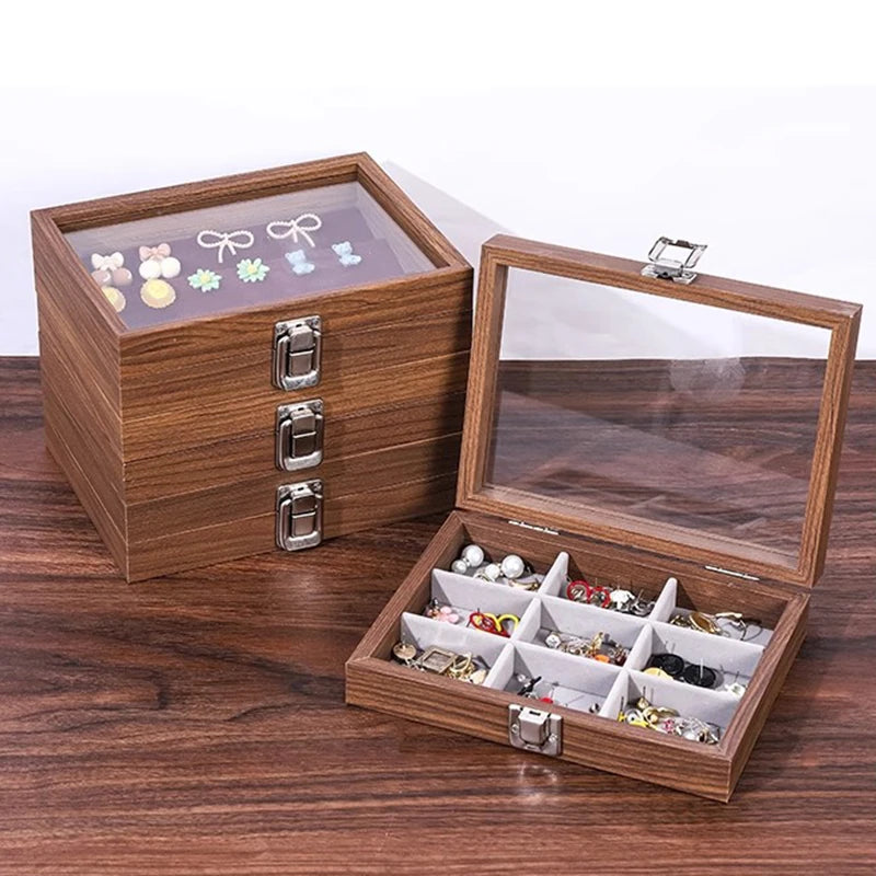 Deux boîtes à bijoux en bois de noyer avec couvercles en verre, l'une ouverte et remplie de bijoux.
