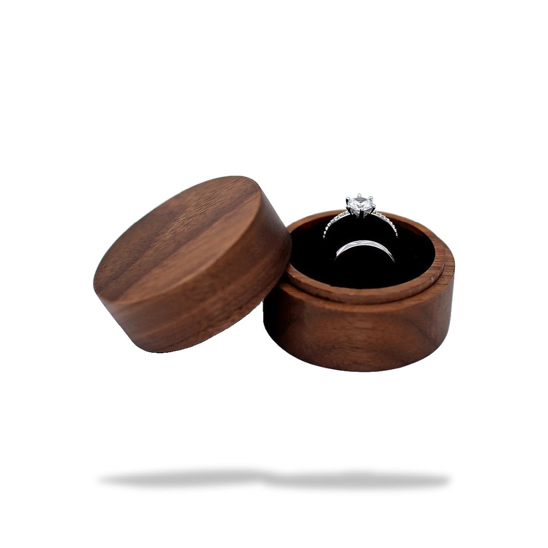 Boîte à bagues de fiançailles en bois, ouverte, avec une bague en argent ornée d'une pierre visible à l'intérieur.