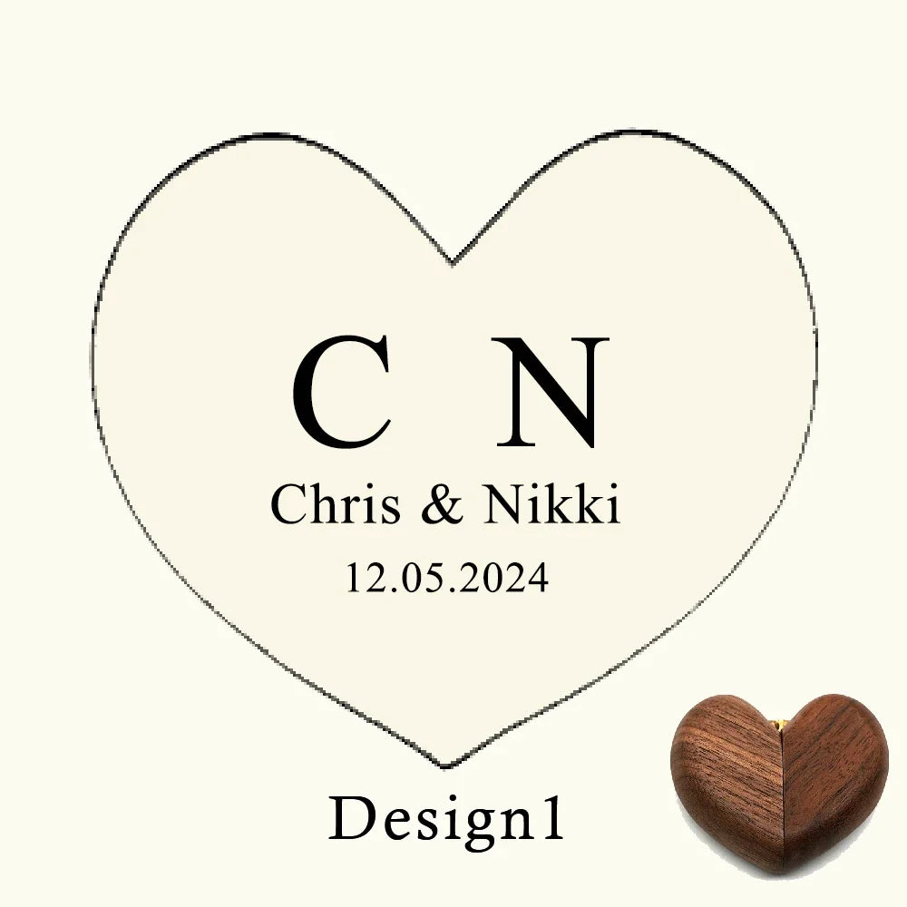 Boîte à bague en bois de noyer en forme de cœur fermée, avec une gravure personnalisée des initiales C N, des noms Chris & Ni