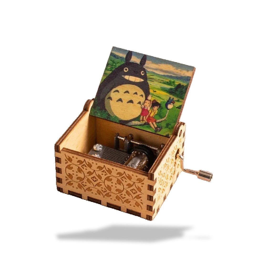 Boîte à musique en bois clair, ouverte, avec engrenages visibles et une manivelle latérale. Couvercle illustré de Totoro avec