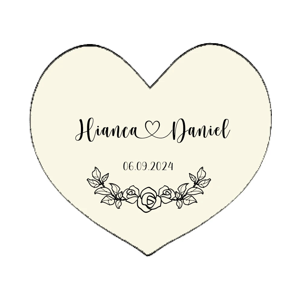 Boîte à bague en bois de noyer en forme de cœur, gravée avec les noms "Hianca & Daniel" et la date "06.09.2024".