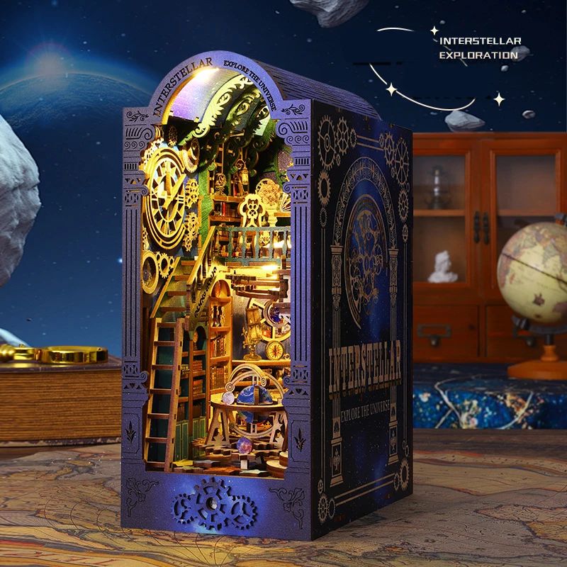 Serre-livres en bois violet avec motif interstellaire et mécanisme d'horlogerie, éclairé par des lumières LED.