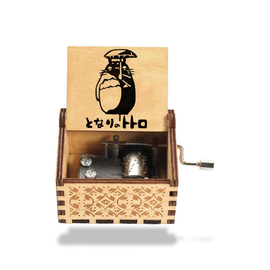 Boîte à musique en bois clair avec Totoro et texte japonais sur le couvercle ouvert, mécanisme visible.