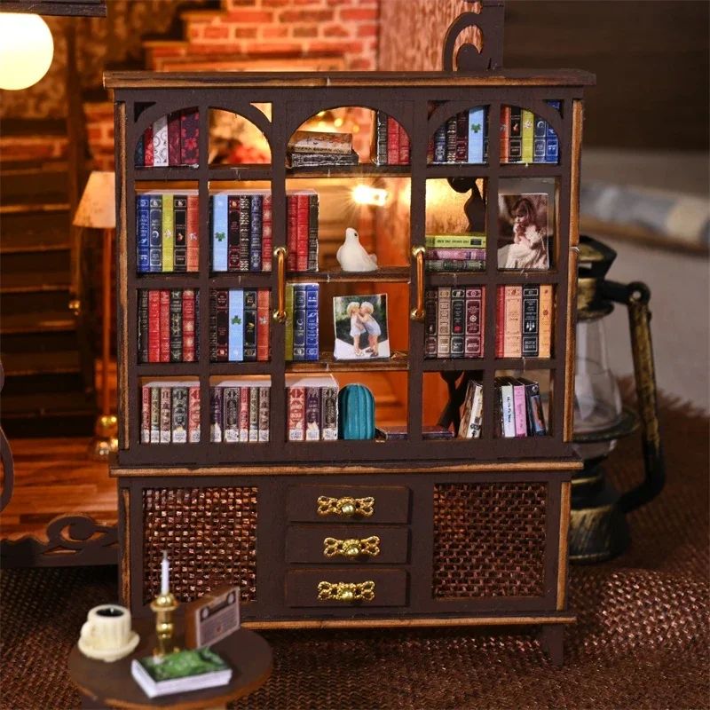 Bibliothèque miniature en bois foncé, décorée de livres, photos, statuettes et lumières LED brillantes.