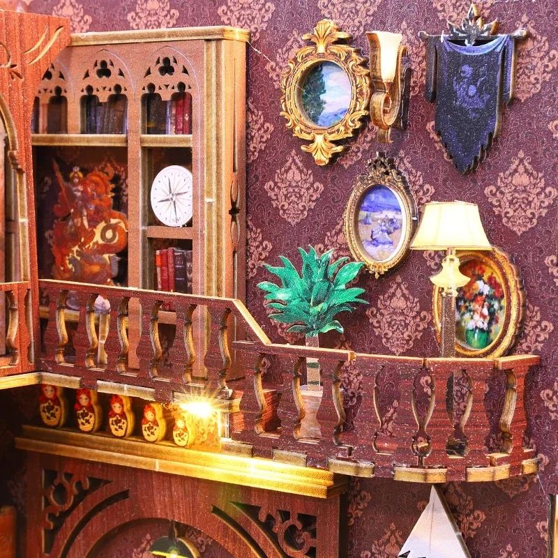 Détail d'un book nook kit décoratif de bibliothèque ancienne avec balustrade en bois et lumières LED.