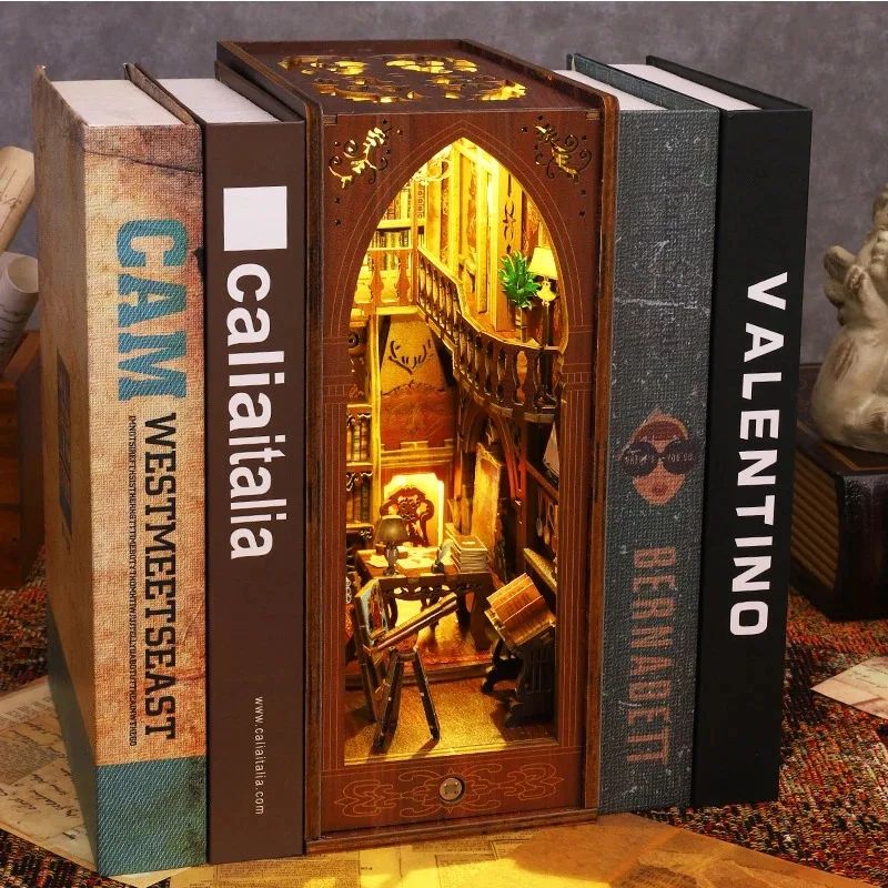 Serre-livres en bois Book Nook avec lumières LED. Il représente une pièce avec bureau et bibliothèque détaillée.