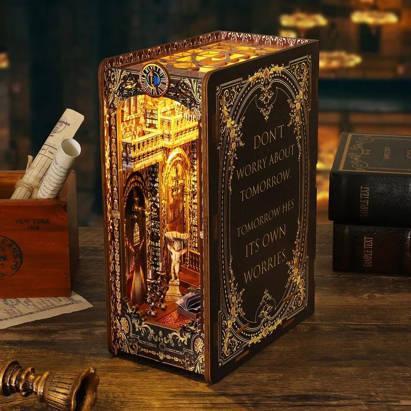 Serre-livres en bois avec lumières LED, un diorama détaillé en forme de livre ouvert avec un intérieur de temple éclairé.