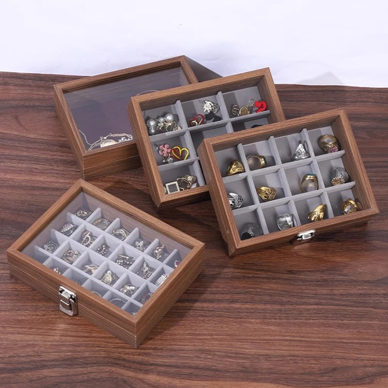 Trois boîtes à bijoux en bois de noyer marron, deux ouvertes et remplies de bijoux et une fermée.