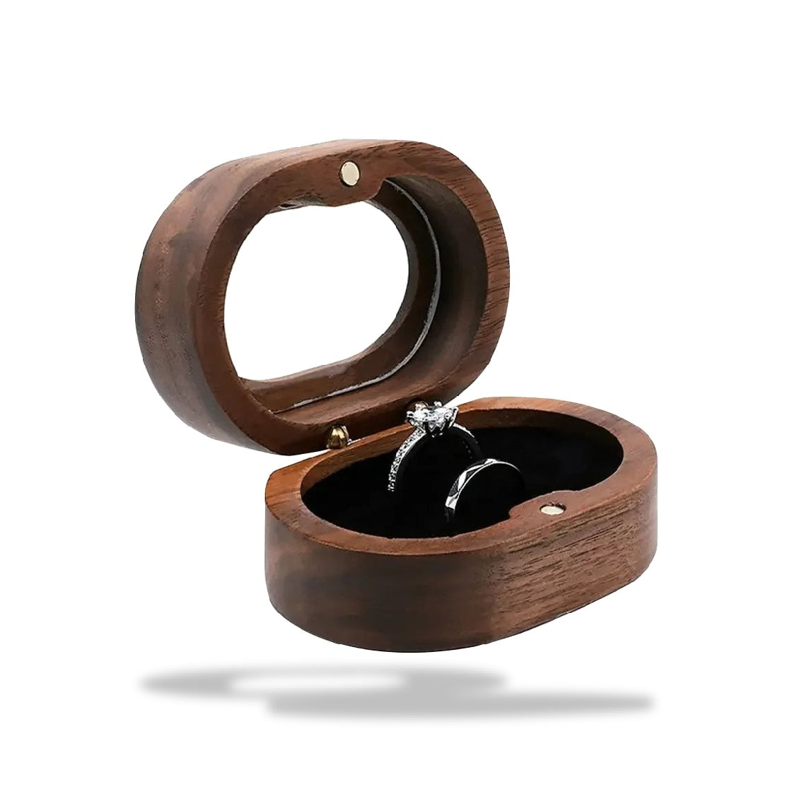 Boîte à bijoux ovale en bois brun, ouverte, révélant un intérieur noir et deux bagues en argent.