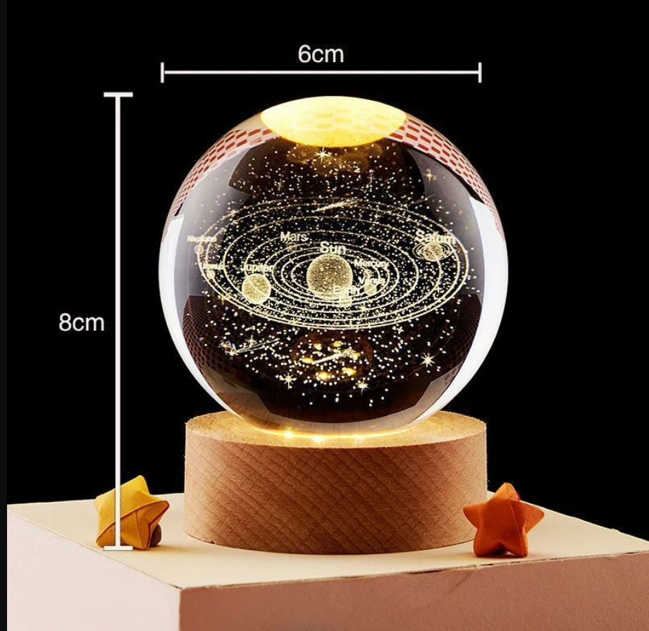 Veilleuse LED avec sphère en verre de 6 cm de diamètre sur une base en bois de 8 cm de haut, illuminée avec un système solair