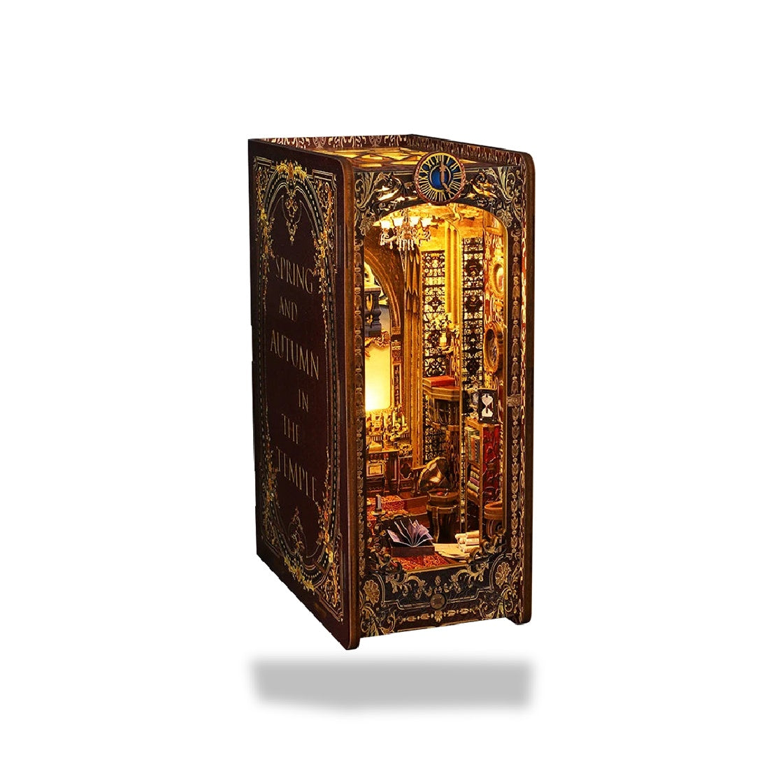 Serre-livres décoratif en bois avec un diorama lumineux d'une pièce richement meublée et des étagères.