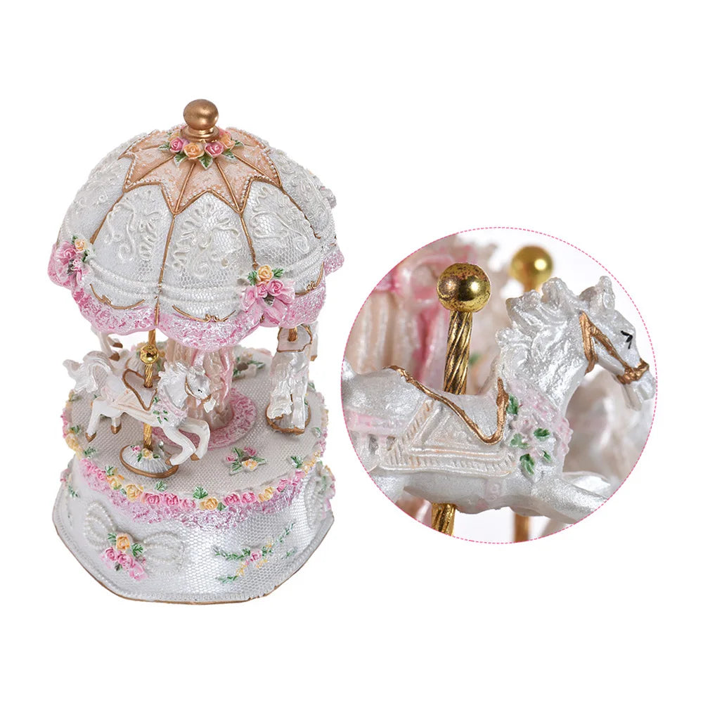 Boîte à musique carrousel blanc avec 3 chevaux, décorée de roses roses et de motifs floraux délicats.