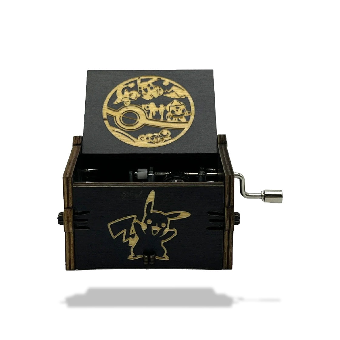 Boîte à musique en bois noire, motif Pikachu gravé sur le devant et scène Pokémon sur le couvercle ouvert.