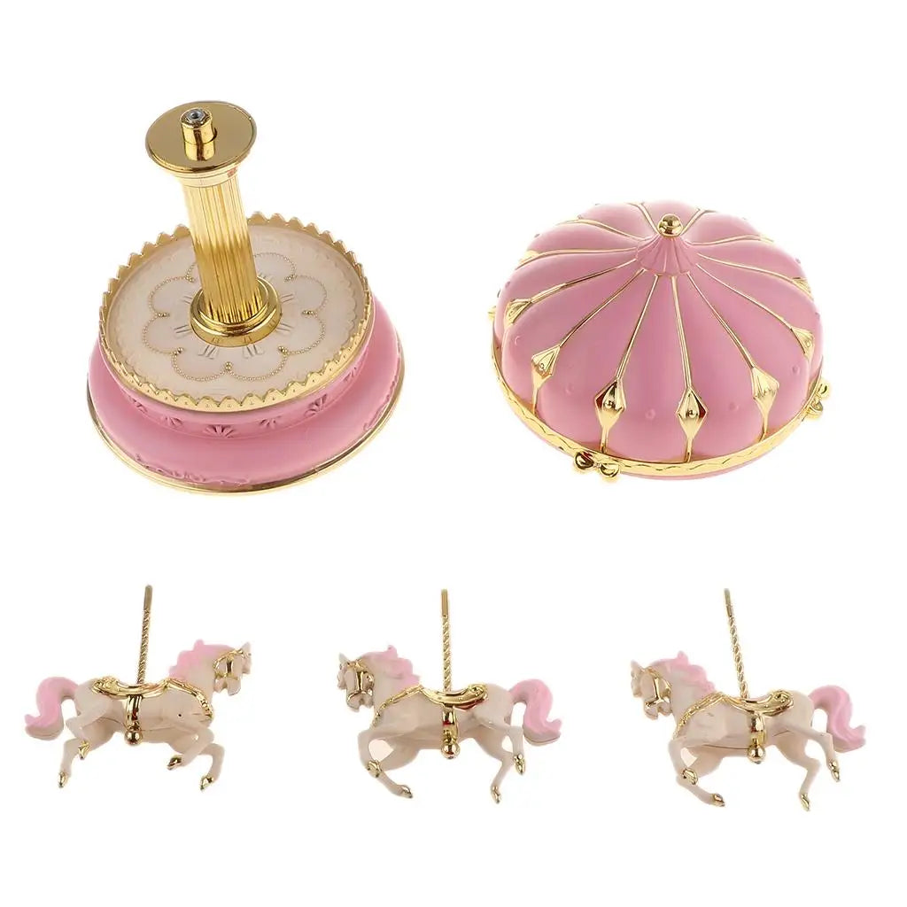 Composants de la boîte à musique carrousel rose : base rotative dorée, dôme décoratif et trois chevaux blancs peints.