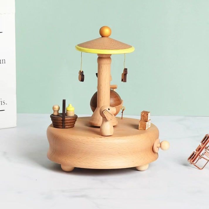 Boîte à musique en bois de hêtre sculpté avec carrousel, chien et berceau. Mélodie 'Spirited Away'.