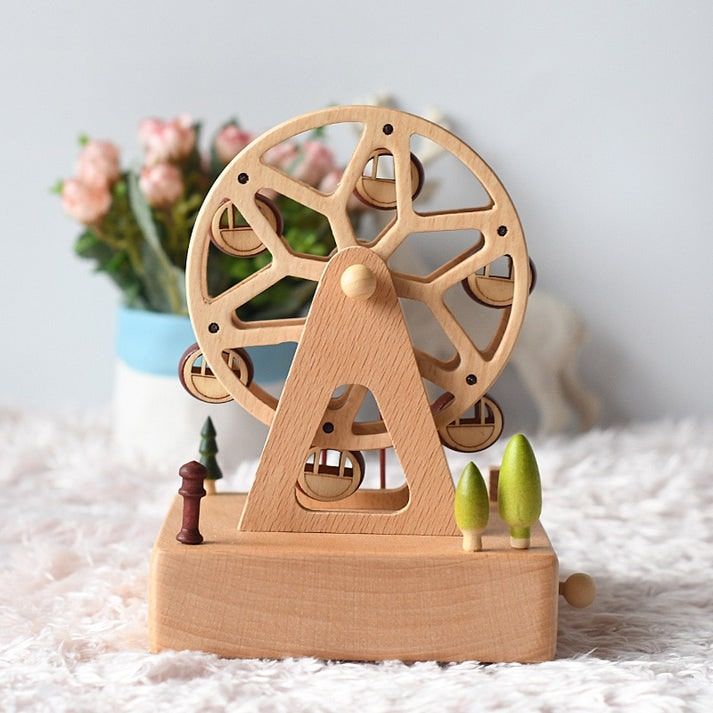 Boîte à musique en bois de hêtre naturel en forme de grande roue avec des cabines, mesurant 17,3 cm.