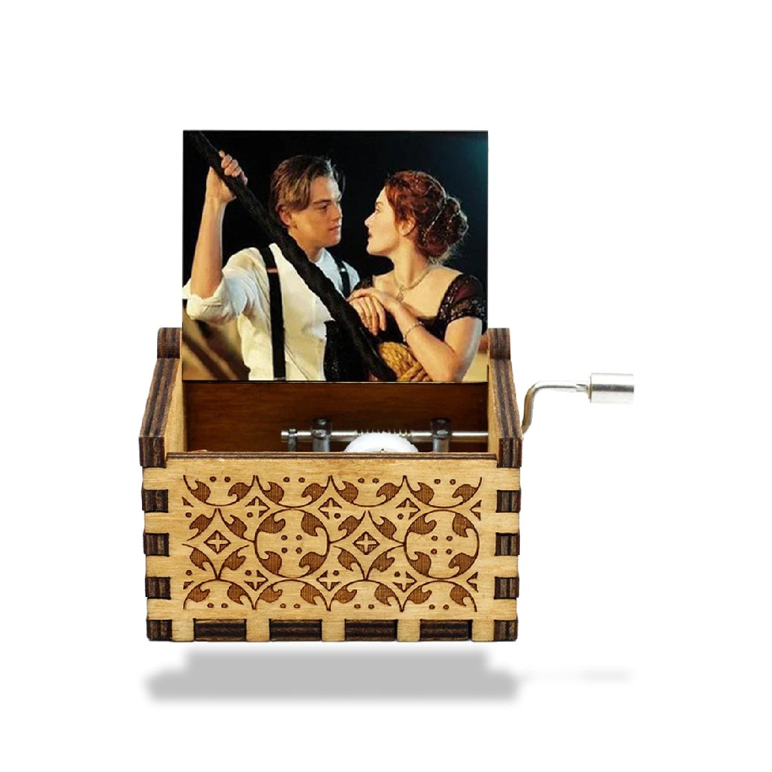 Boîte à musique en bois clair de 6,4 cm, avec manivelle et motif gravé. Un cadre affiche une scène du Titanic.
