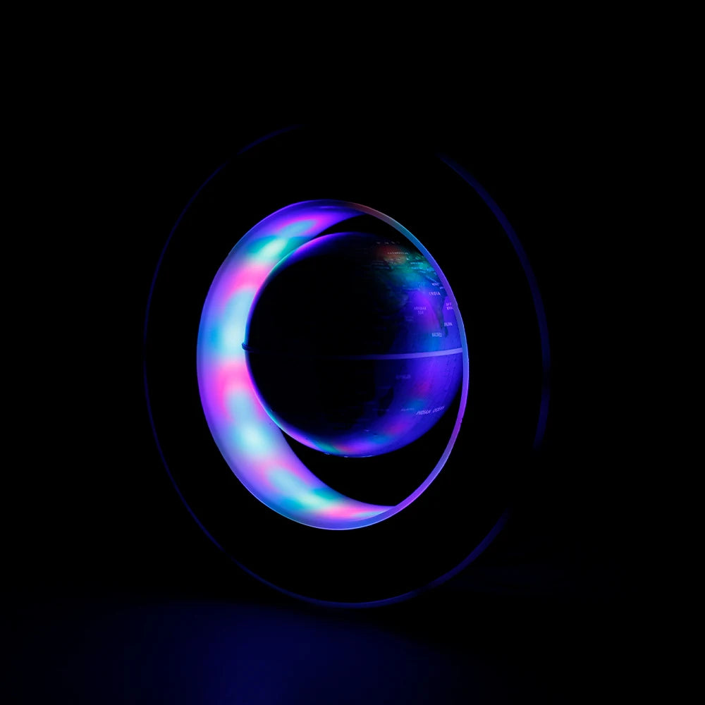 Lampe LED avec un globe terrestre flottant noir, éclairé de couleurs vives (rose, bleu, vert), dans un support lumineux circu