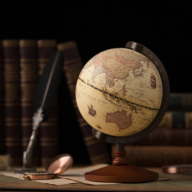 Globe terrestre décoratif d'aspect ancien avec une sphère beige et marron, un support gradué en métal foncé et une base en bo