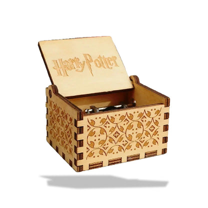 Boîte à musique en bois clair de 6,4 cm, motifs gravés sur les côtés, couvercle ouvert avec logo Harry Potter.