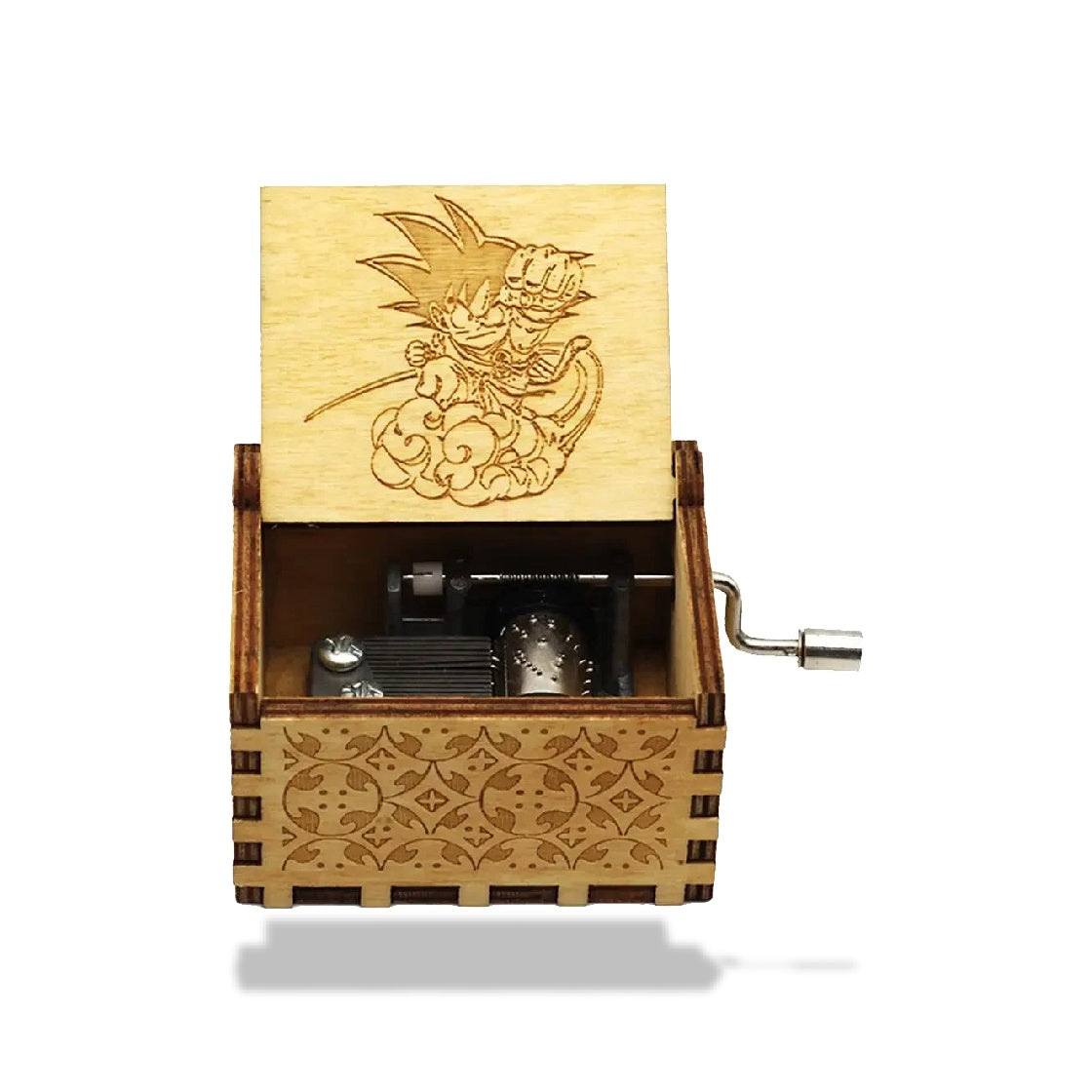 Boîte à musique en bois clair ouverte, avec Goku de Dragon Ball Z gravé sur le couvercle et motifs sur les côtés.