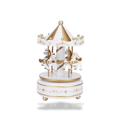 Boîte à musique carrousel blanche et dorée, 18 cm, avec quatre chevaux rotatifs sous un chapiteau conique.