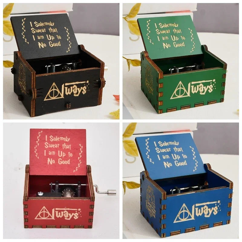 Quatre boîtes à musique en bois de 6,4 cm x 5,2 cm x 4,2 cm, noir, vert, rouge et bleu. "Always" et les reliques de la mort g