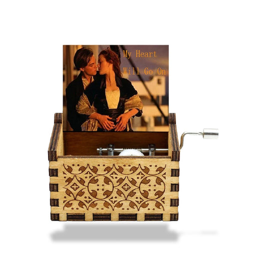Boîte à musique en bois de 6,4 cm avec motifs gravés et manivelle. L'image de Titanic sur le couvercle représente Jack et Ros