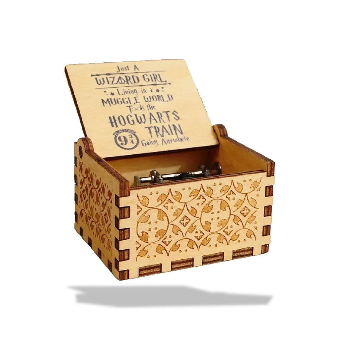 Boîte à musique en bois clair, ouverte, avec motifs gravés et une inscription Harry Potter sur le couvercle.