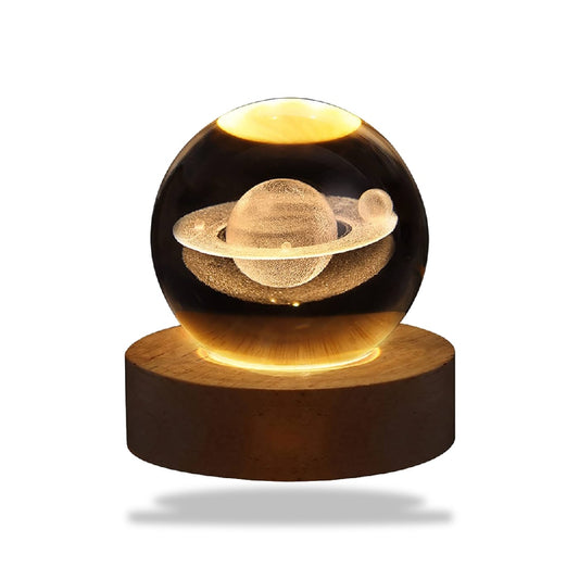 Veilleuse LED avec une sphère en verre transparente de 6 cm de diamètre, illuminée, posée sur une base en bois.