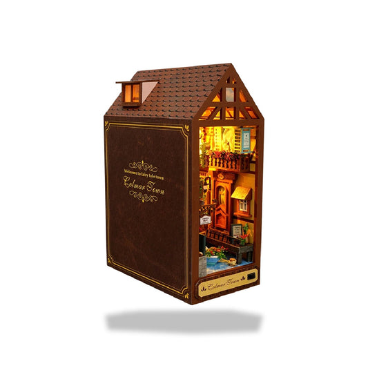 Book Nook Kit « Colmar Town » illuminé, représentant une rue de village avec des maisons en bois et un canal.