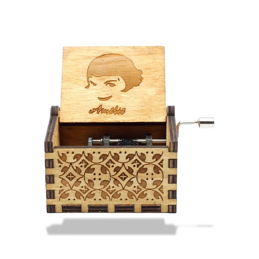Boîte à musique rectangulaire en bois ouverte, motif floral gravé et visage d'Amélie Poulain sur le couvercle.