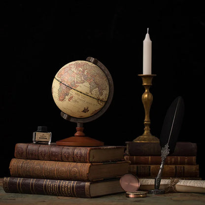 Globe terrestre rétro sur pied en bois, carte ancienne brun clair et support métallique gradué