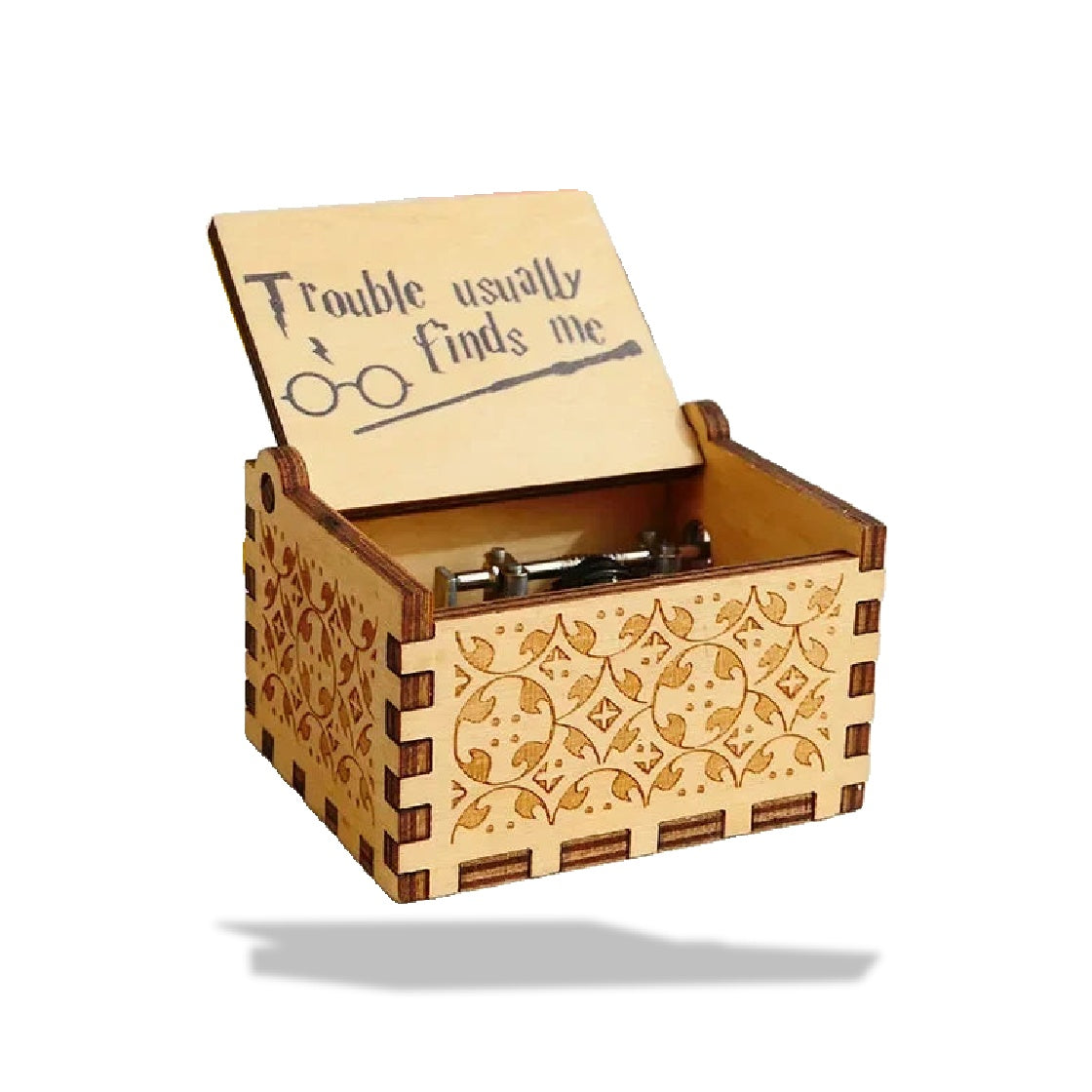Boîte à musique en bois clair avec motifs floraux gravés. Le couvercle ouvert affiche une inscription Harry Potter.