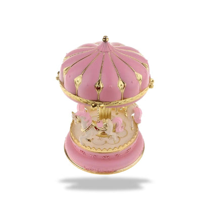 Boîte à musique carrousel rose en résine avec chevaux blancs et dorés, peinte à la main, détails dorés.