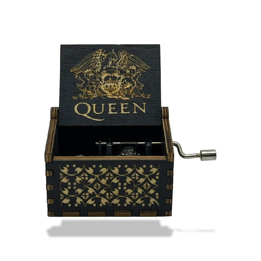 Boîte à musique en bois noire, ouverte, avec le logo doré de Queen gravé sur le couvercle et motifs sur les côtés.