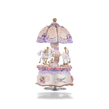 Boîte à musique carrousel violette avec 3 chevaux blancs. Ornements floraux roses et violets, lumières LED.