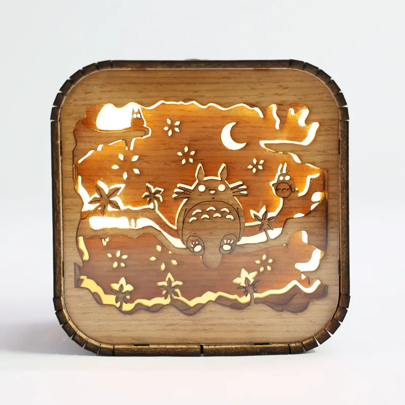 Boîte à musique veilleuse en bois, avec éclairage LED. Scène découpée représentant Totoro sous la lune et des étoiles.