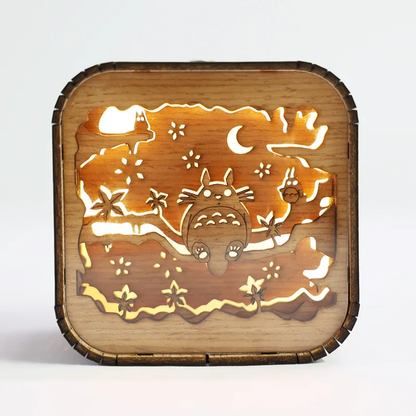 Boîte à musique veilleuse en bois, avec éclairage LED. Scène découpée représentant Totoro sous la lune et des étoiles.