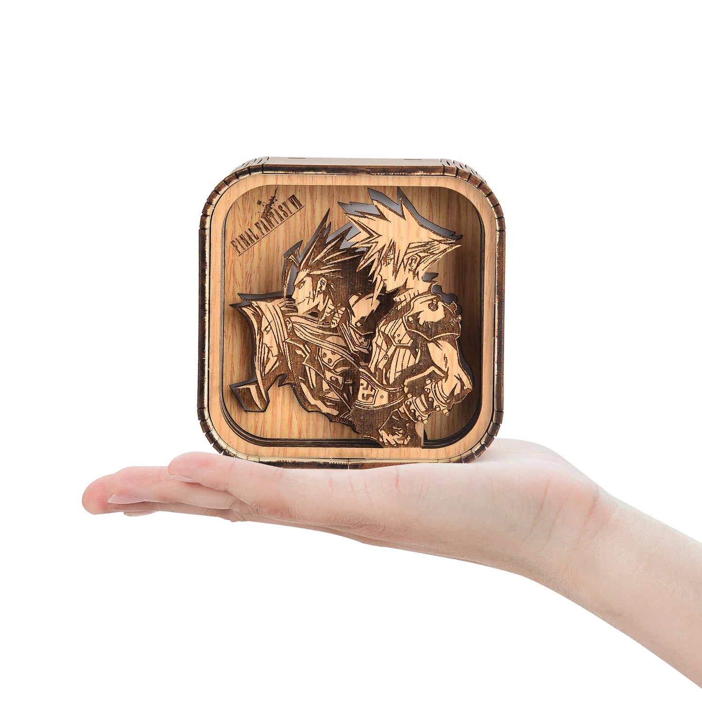 Boîte à musique veilleuse en bois, carrée, posée sur une main, avec des personnages gravés de Final Fantasy.