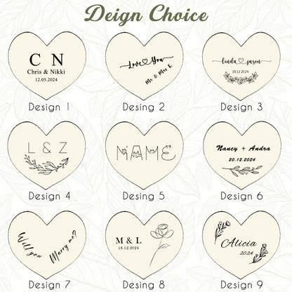 Image présentant neuf options de gravure personnalisée pour une boîte à bague en bois en forme de cœur, avec divers motifs et