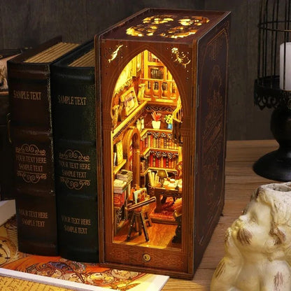 Kit serre-livres miniature 'Library of Books' en bois, avec lumières LED. Représente une bibliothèque ancienne détaillée avec
