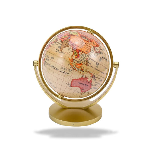 Globe terrestre décoratif avec carte couleur sépia sur un fond blanc. Le globe repose sur un socle et un support doré.