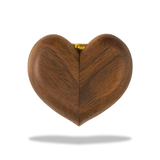 Boîte à bague en bois de noyer en forme de cœur, fermée, avec des motifs de grain distincts. Vue de face.